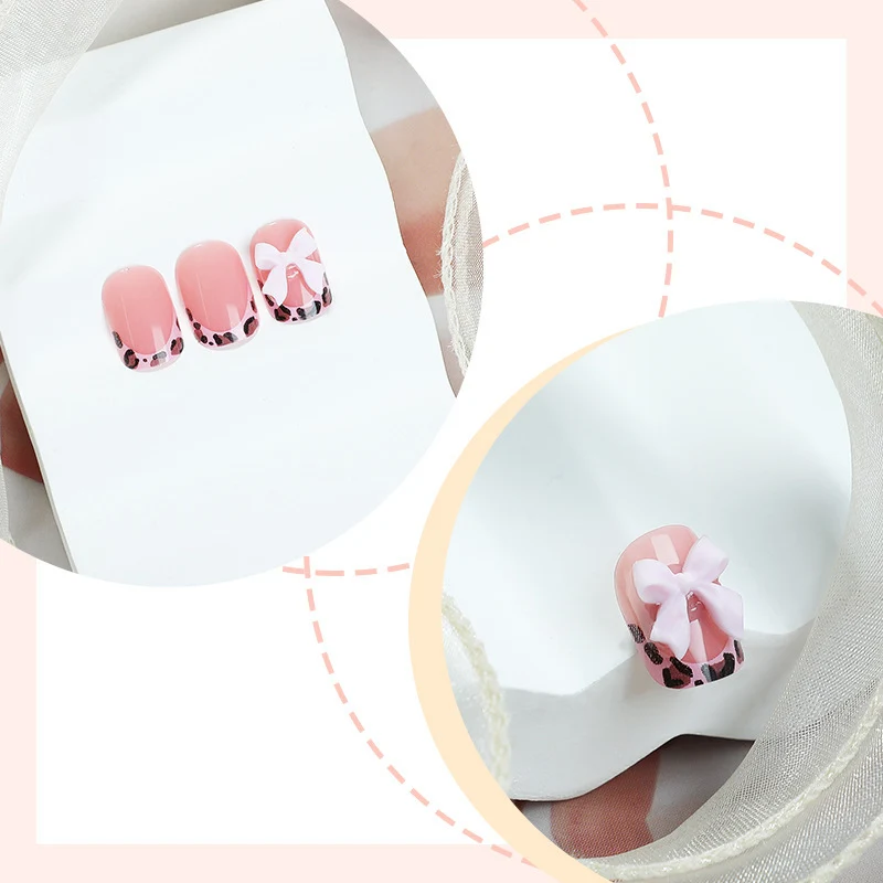 Kunstnagelset mit filigranen Designs und glamourösen Akzenten Karnz