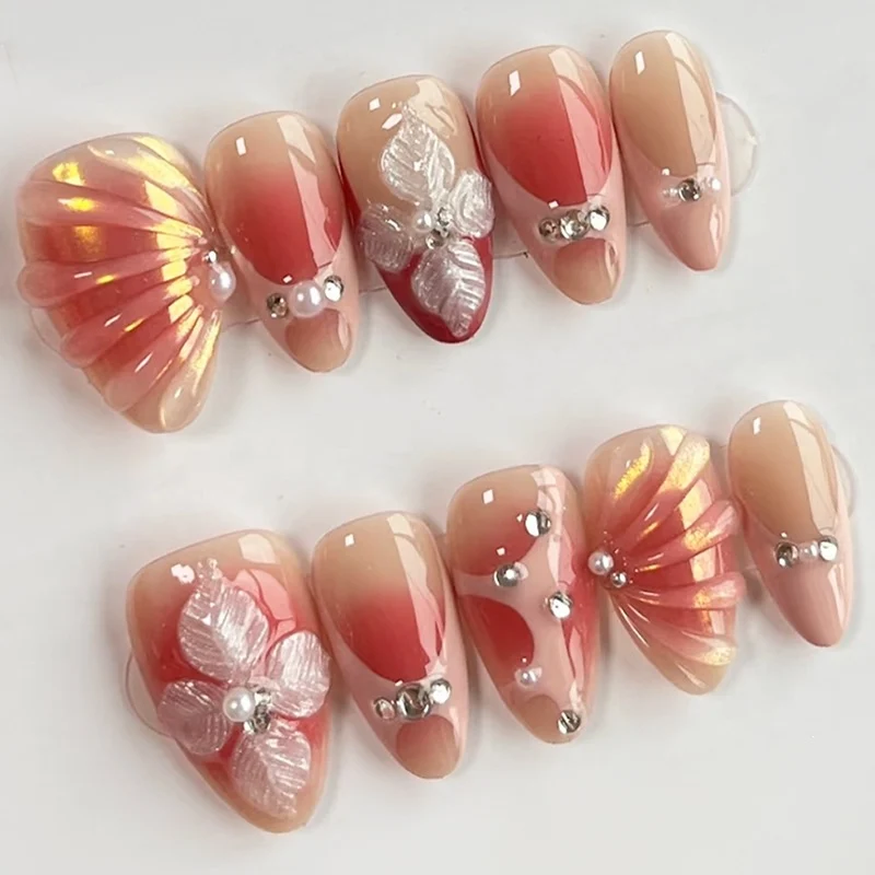 Kunstnagelset mit floralen Verzierungen Karnz