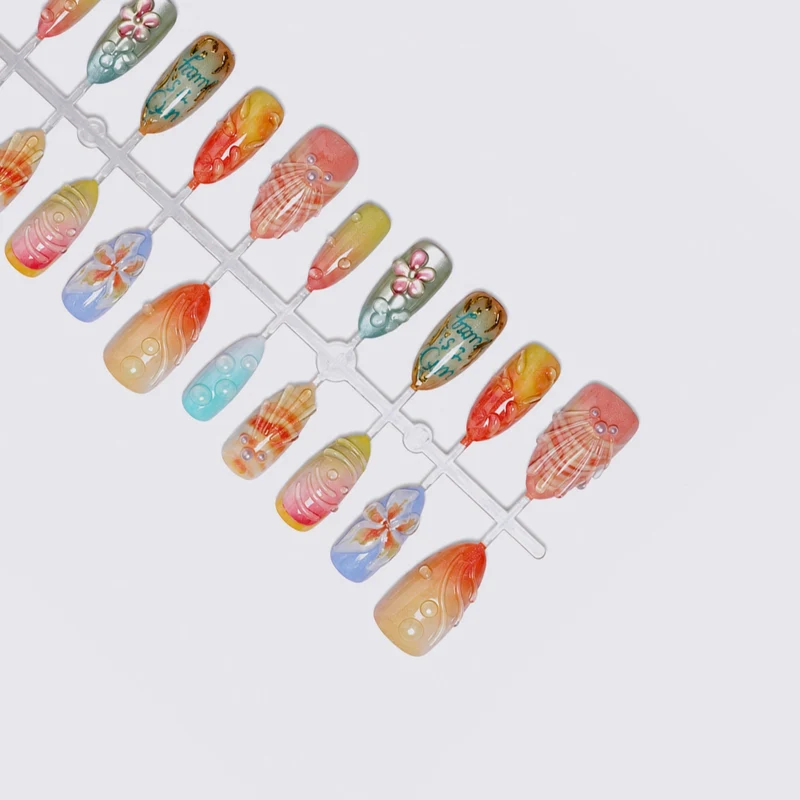 Kunstnagelset mit floralen und kreativen Designs Karnz
