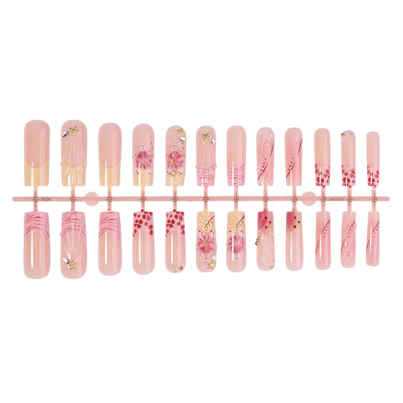 Kunstnagelset mit floralen und glitzernden Verzierungen Karnz