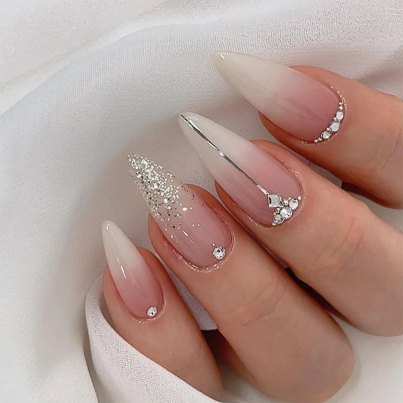 Kunstnagelset mit eleganten Glitzer- und Strassakzenten Karnz