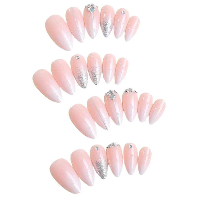 Kunstnagelset mit eleganten Glitzer- und Strassakzenten Karnz