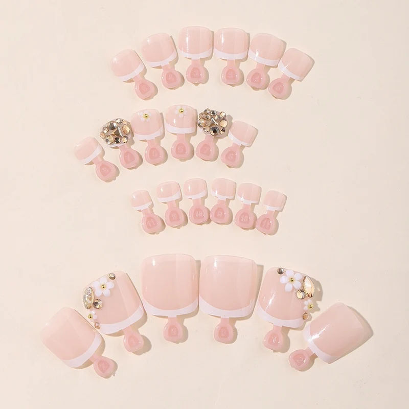 Kunstnagelset mit eleganten Glitzer- und Blumendetails Karnz