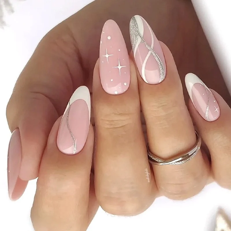 Kunstnagelset mit eleganten geometrischen Akzenten Karnz