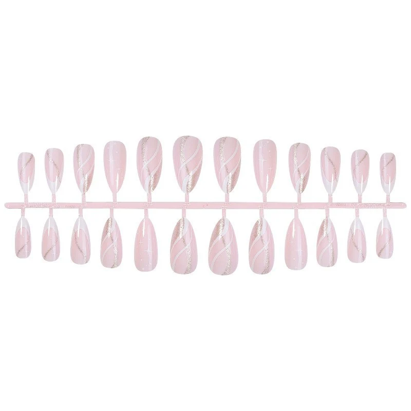 Kunstnagelset mit eleganten geometrischen Akzenten Karnz