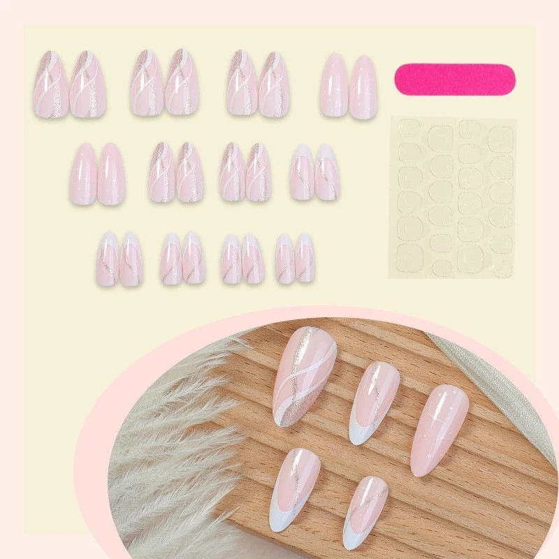Kunstnagelset mit eleganten geometrischen Akzenten Karnz