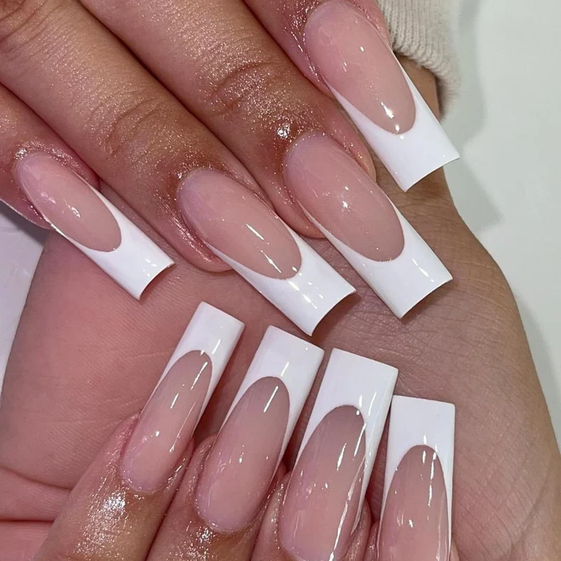 Kunstnagelset mit eleganten French-Spitzen und Glitzerakzenten Karnz