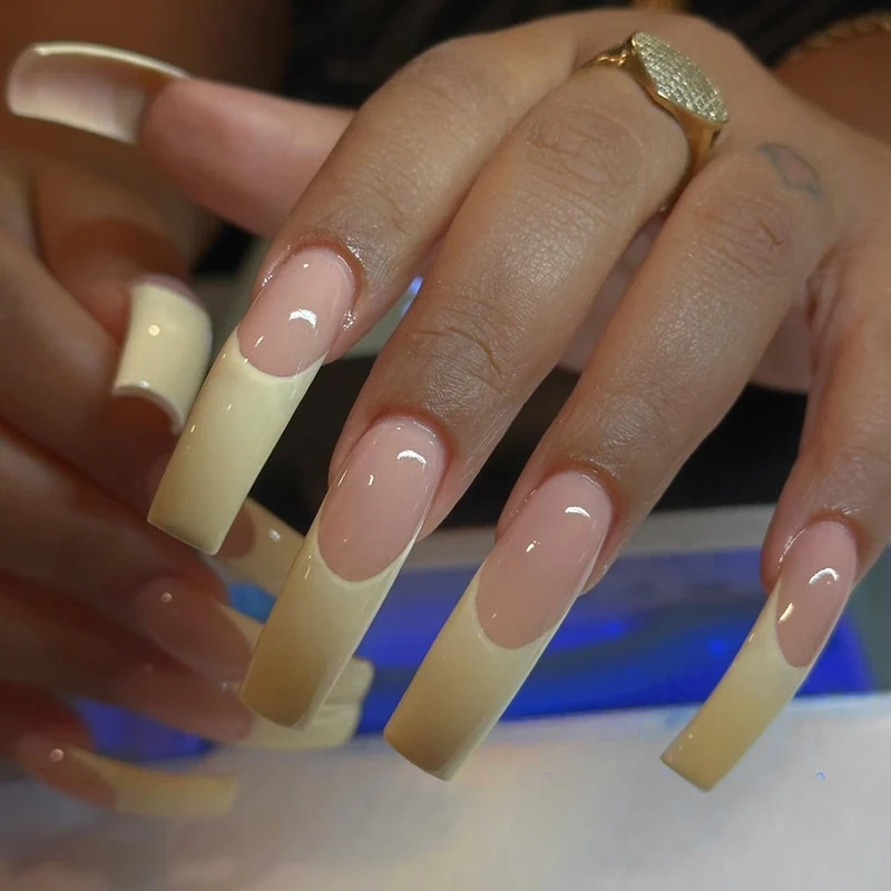 Kunstnagelset mit eleganten französischen Spitzen und hochwertigen Materialien Karnz