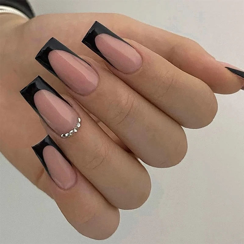 Kunstnagelset mit eleganten französischen Spitzen und Glitzerakzenten Karnz