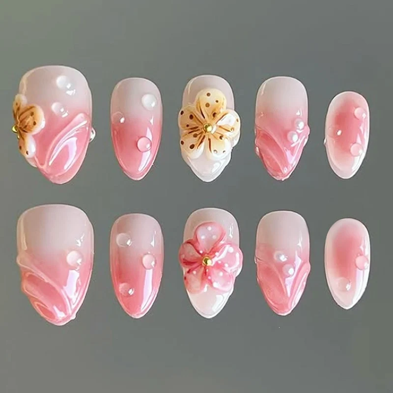 Kunstnagelset mit kreativen floralen Akzenten Karnz