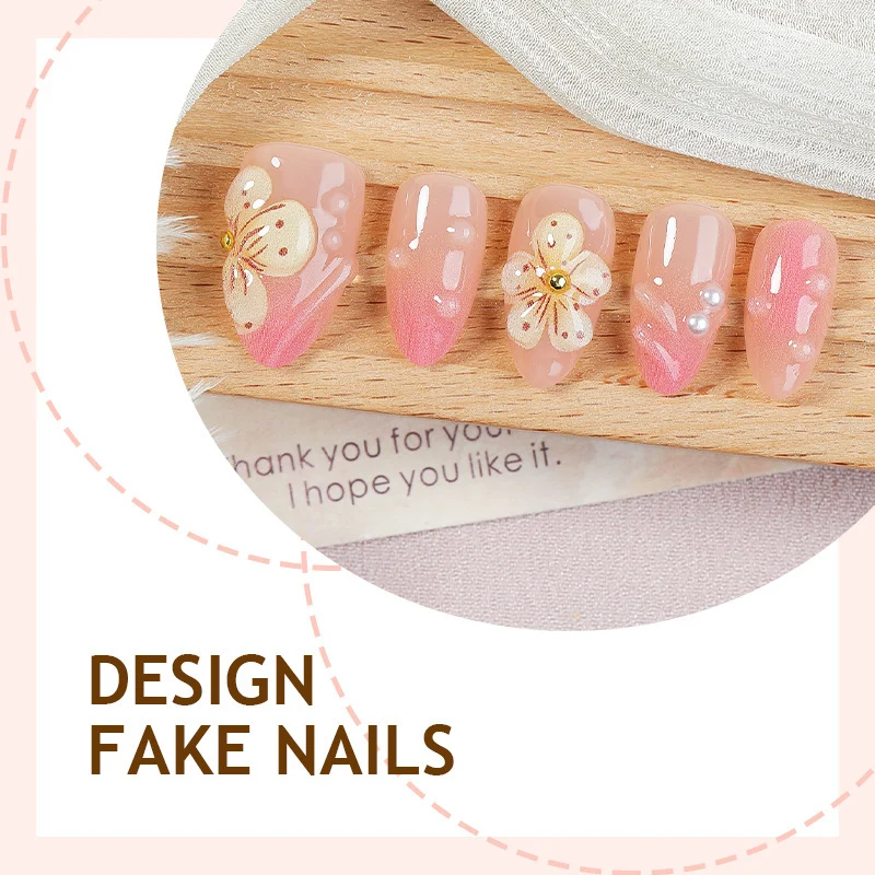 Kunstnagelset mit kreativen floralen Akzenten Karnz