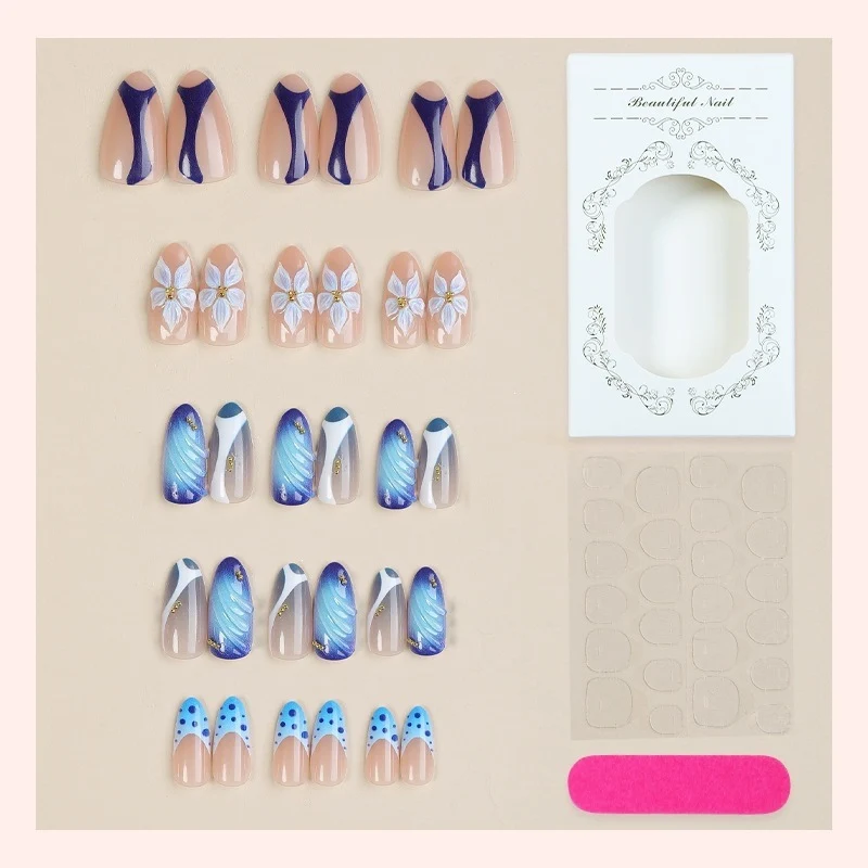Kunstnägelset mit kreativen floralem Design und glitzernden Akzenten Karnz