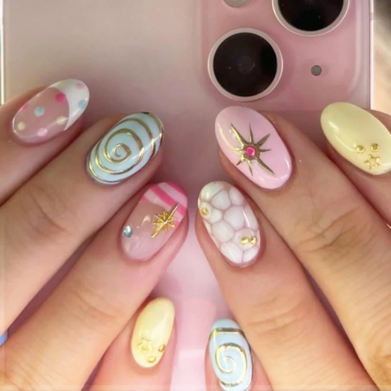 Kunstnagelset mit kreativen Designs und funkelnden Verzierungen Karnz