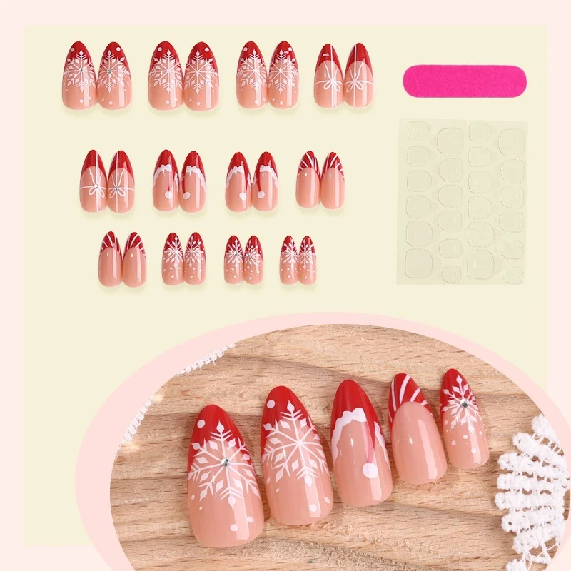 Kunstnagelset mit festlichen Wintermotiven und eleganten Akzenten Karnz
