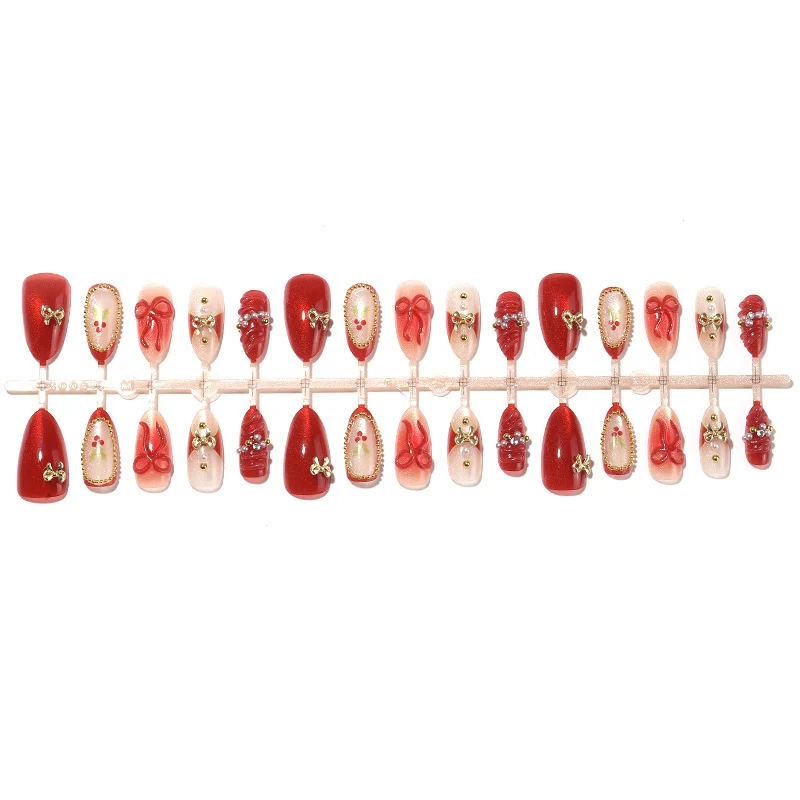 Kunstnagelset mit festlichen Designs und Glitzerelementen Karnz