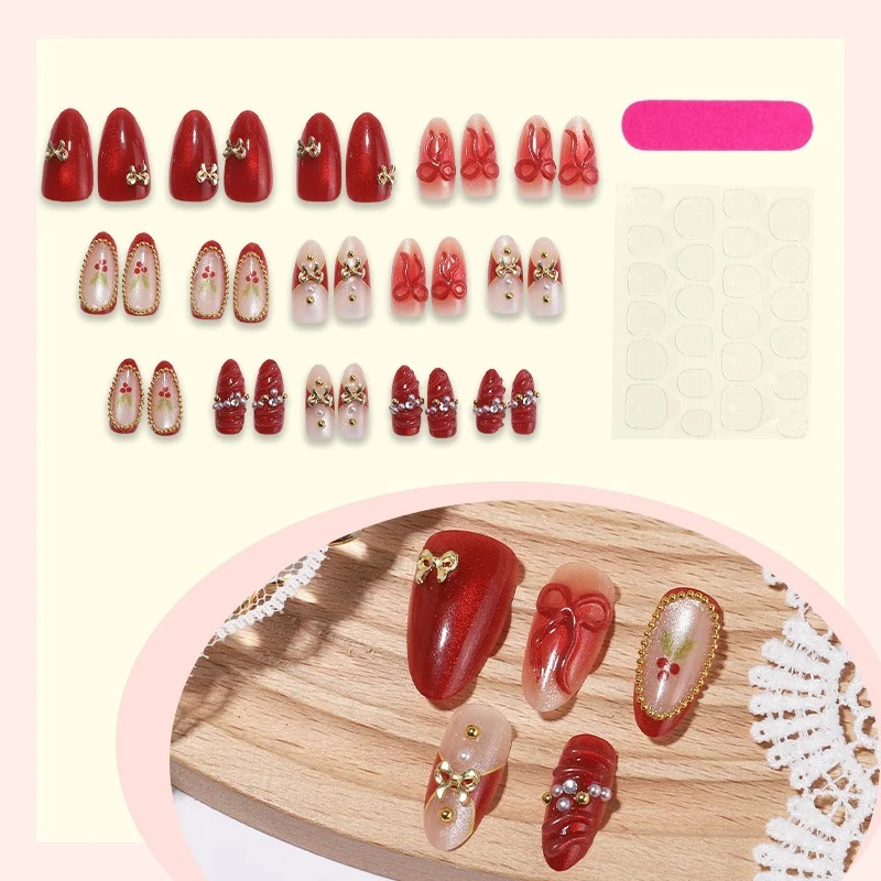 Kunstnagelset mit festlichen Designs und Glitzerelementen Karnz