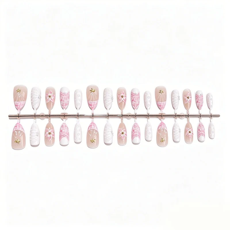Kunstnagelset mit eleganten floralen Verzierungen und Glitzerakzenten Karnz