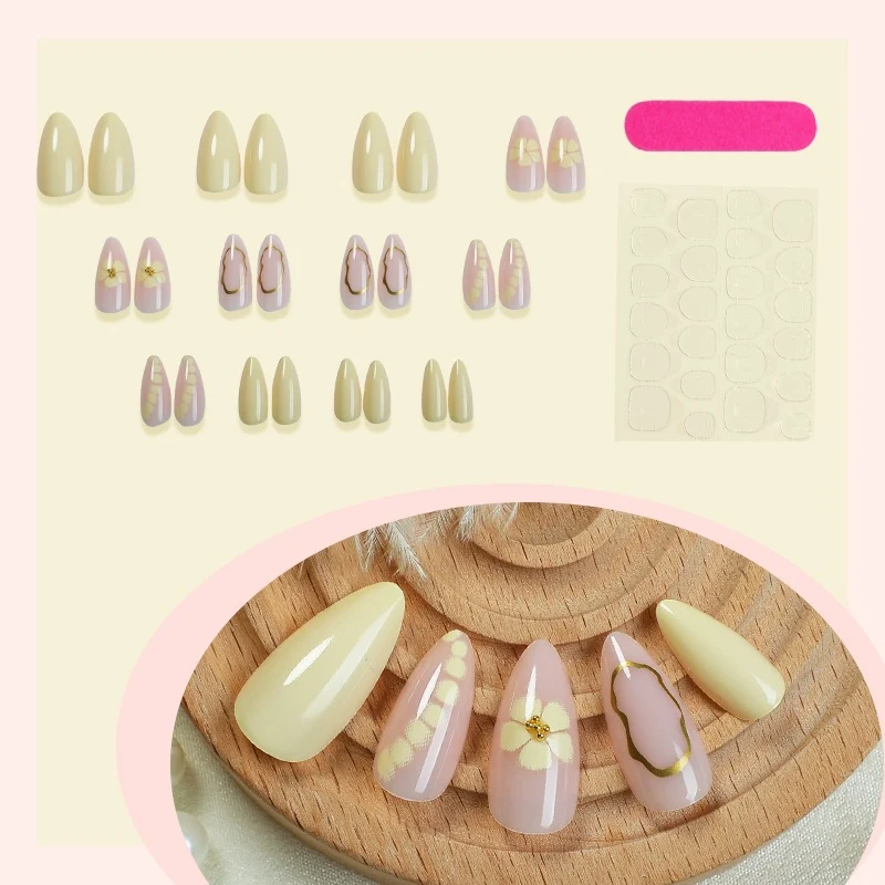 Kunstnagelset mit eleganten floralen Mustern und hochwertigen Verzierungen Karnz