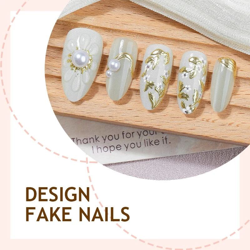 Kunstnagelset mit eleganten floralen Designs und glamourösen Glitzerakzenten Karnz