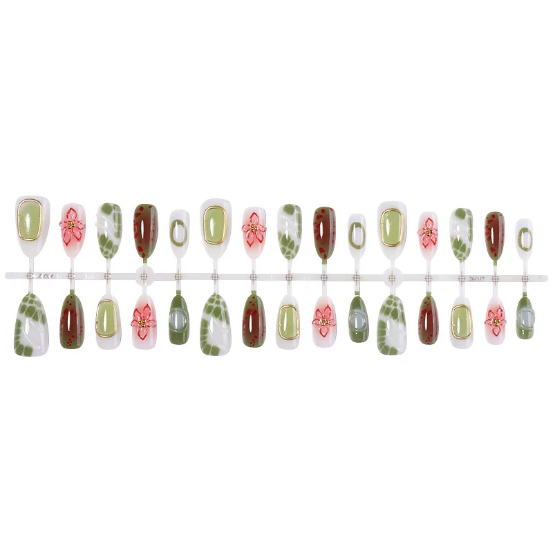 Kunstnagelset mit eleganten floralen Designs und farblichen Akzenten Karnz