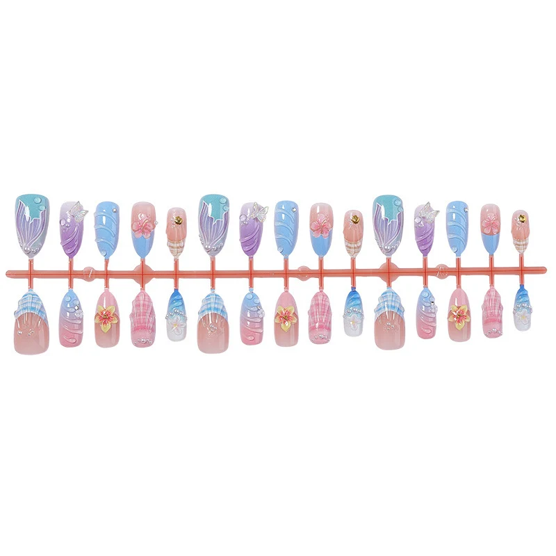 Kunstnagelset mit eleganten floralen Akzenten und kreativen Designs Karnz