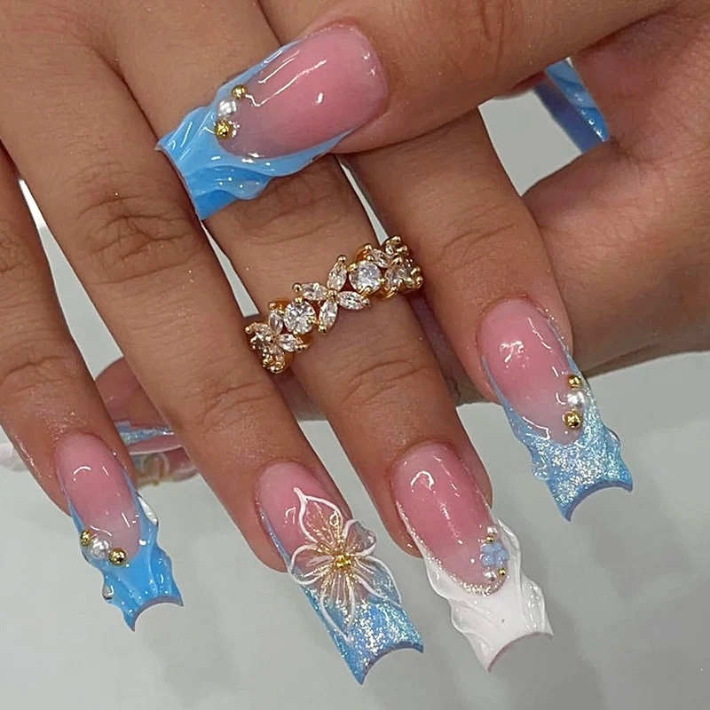 Kunstnagelset mit eleganten floralen Akzenten und Glitzer Karnz