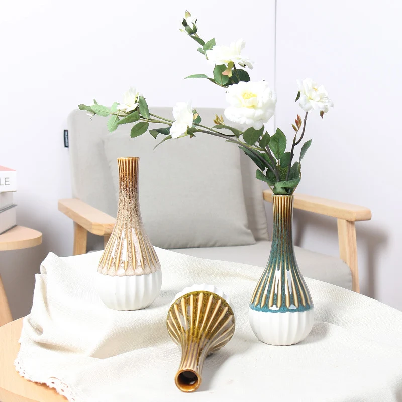 Elegante Blumenarrangement Vase Karnz