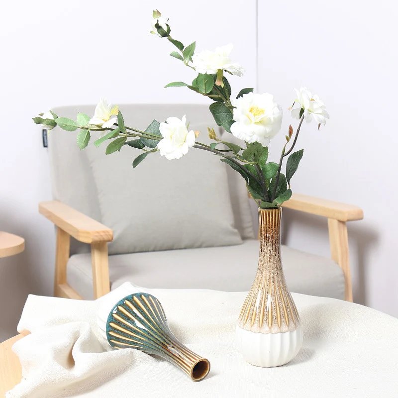 Elegante Blumenarrangement Vase Karnz
