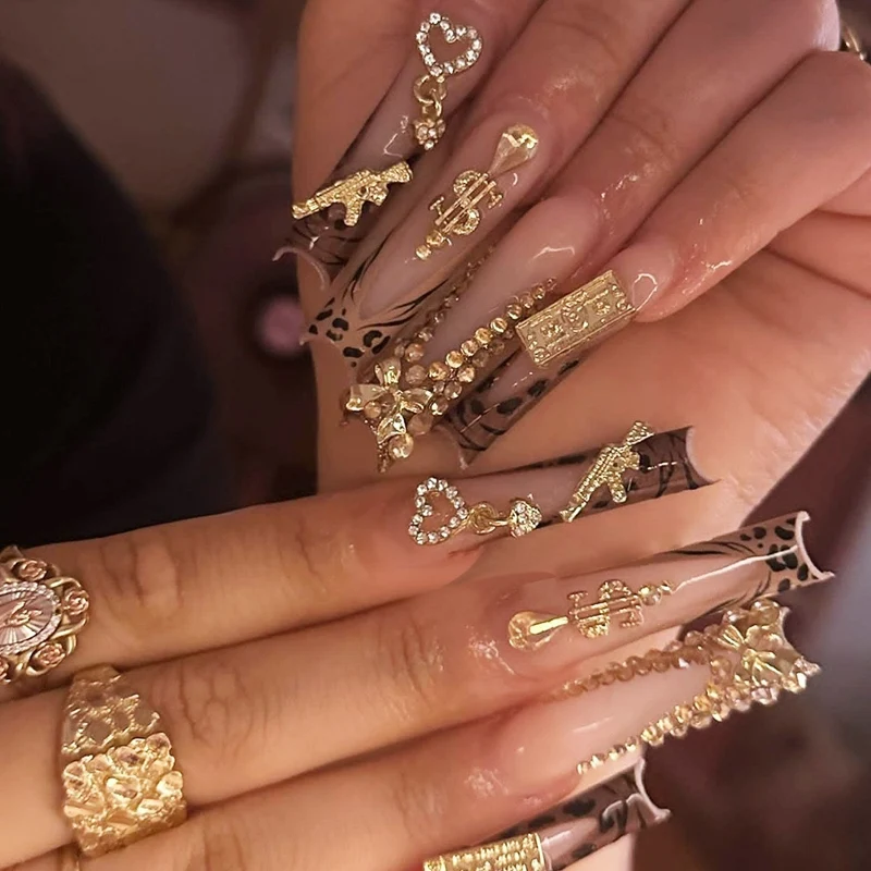Künstliches Nail Art Set mit verspieltem Blumendesign und glitzernden Akzenten Karnz