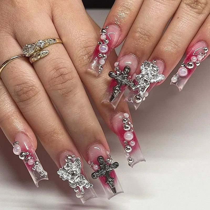 Künstliches Nail Art Set mit verspieltem Blumendesign und glitzernden Akzenten Karnz