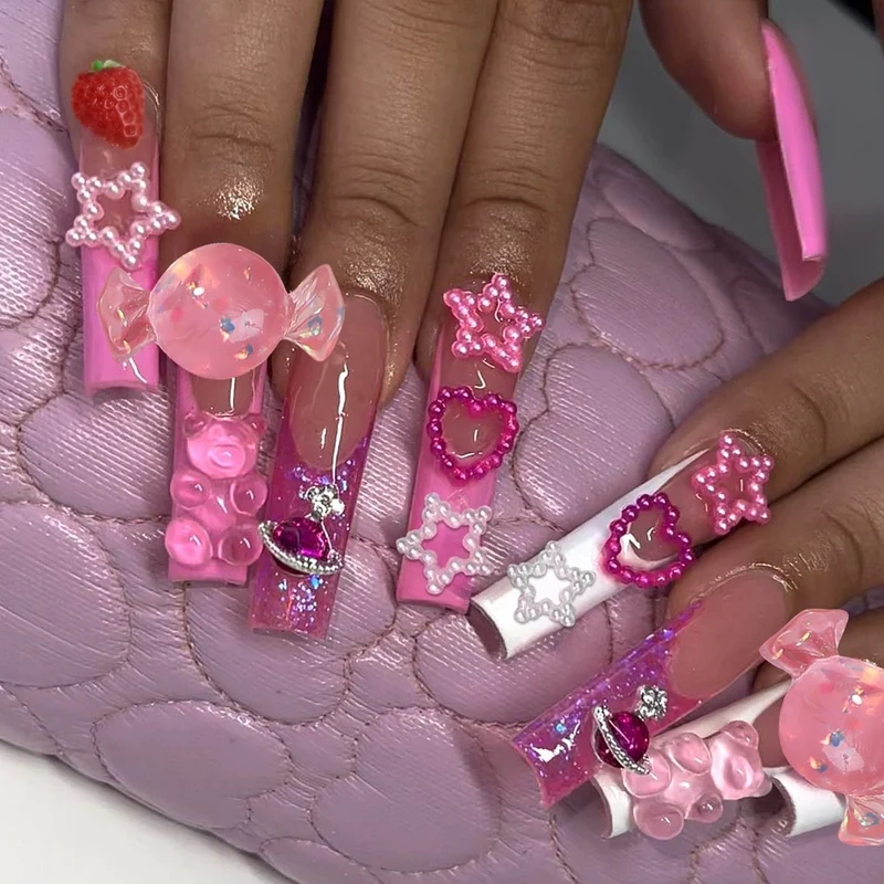 Künstliches Nail Art Set mit verspieltem Blumendesign und glitzernden Akzenten Karnz