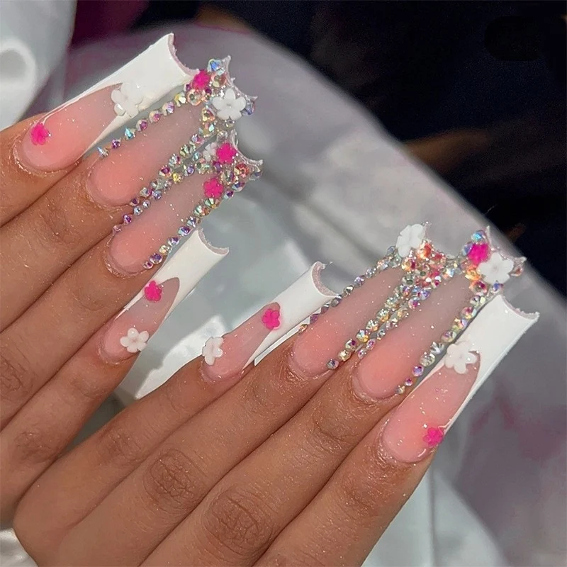 Künstliches Nail Art Set mit verspieltem Blumendesign und glitzernden Akzenten Karnz