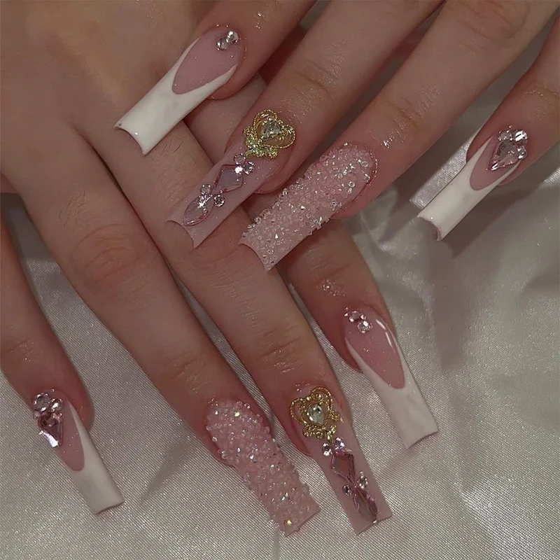 Künstliches Nail Art Set mit verspieltem Blumendesign und glitzernden Akzenten Karnz