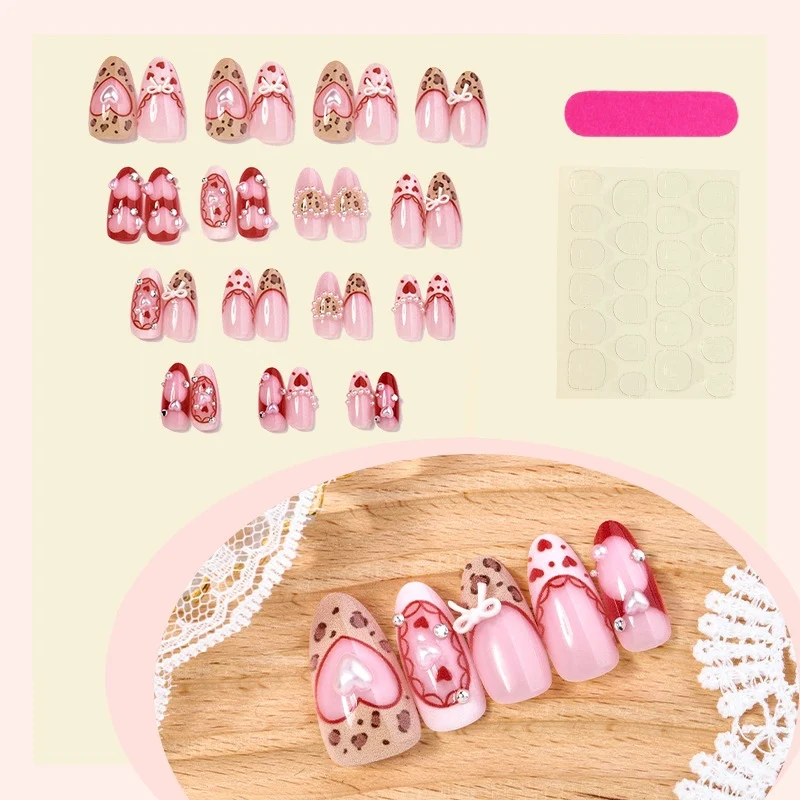 Künstliches Nagelset mit romantischen Herzdesigns und glamourösen 3D-Details Karnz
