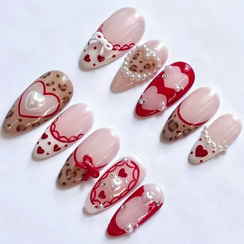 Künstliches Nagelset mit romantischen Herzdesigns und glamourösen 3D-Details Karnz