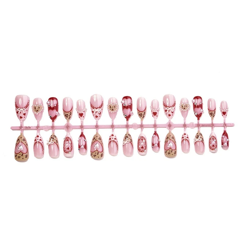 Künstliches Nagelset mit romantischen Herzdesigns und glamourösen 3D-Details Karnz
