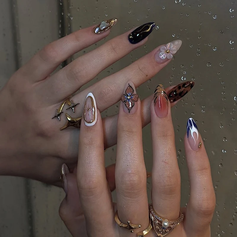 Künstliches Nagelset mit Glamourösen Designs und Eleganten Verzierungen Karnz