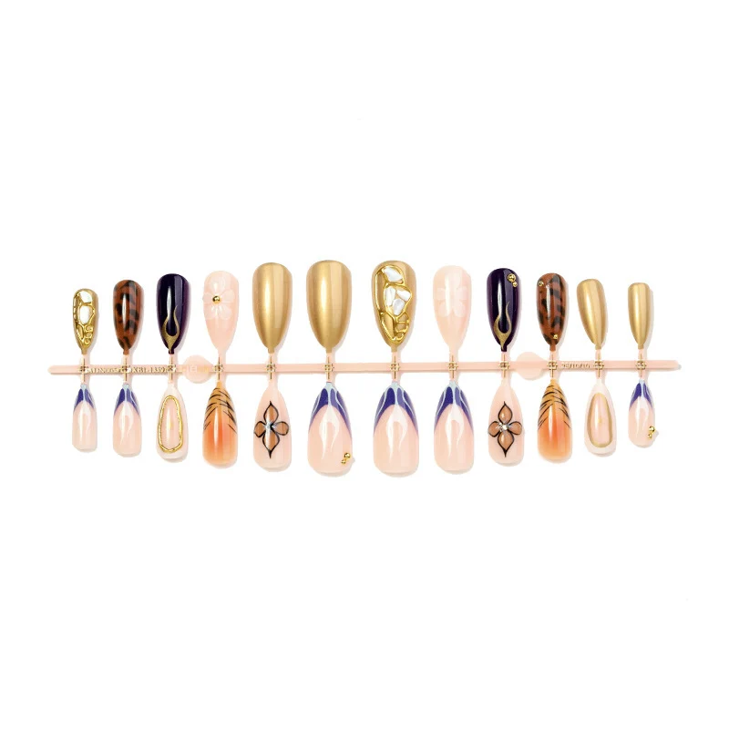 Künstliches Nagelset mit Glamourösen Designs und Eleganten Verzierungen Karnz