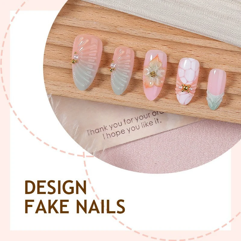 Kunstnagelset mit floralen und glamourösen Designs Karnz