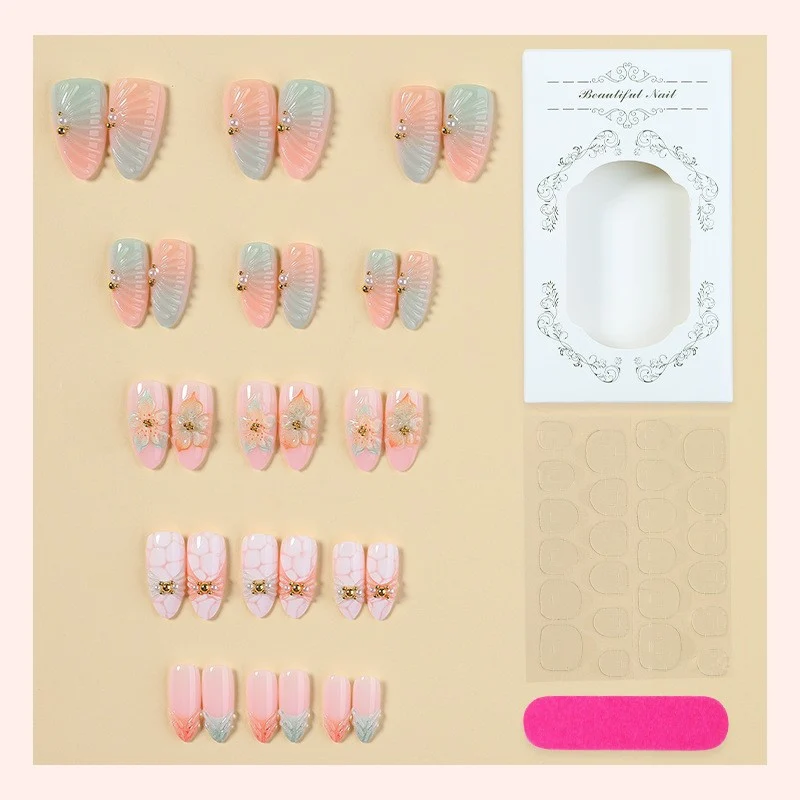 Kunstnagelset mit floralen und glamourösen Designs Karnz