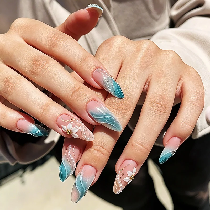 Kunstnagelset mit floralen und glamourösen Designs Karnz