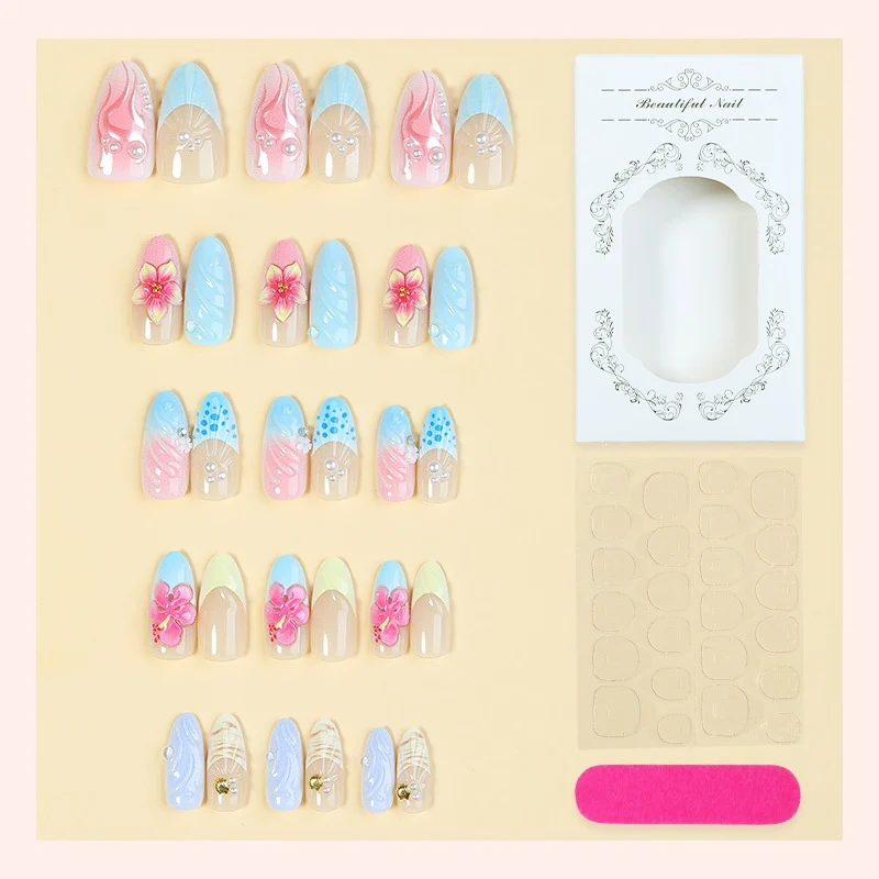 Kunstnagelset mit floralen und glamourösen Designs Karnz