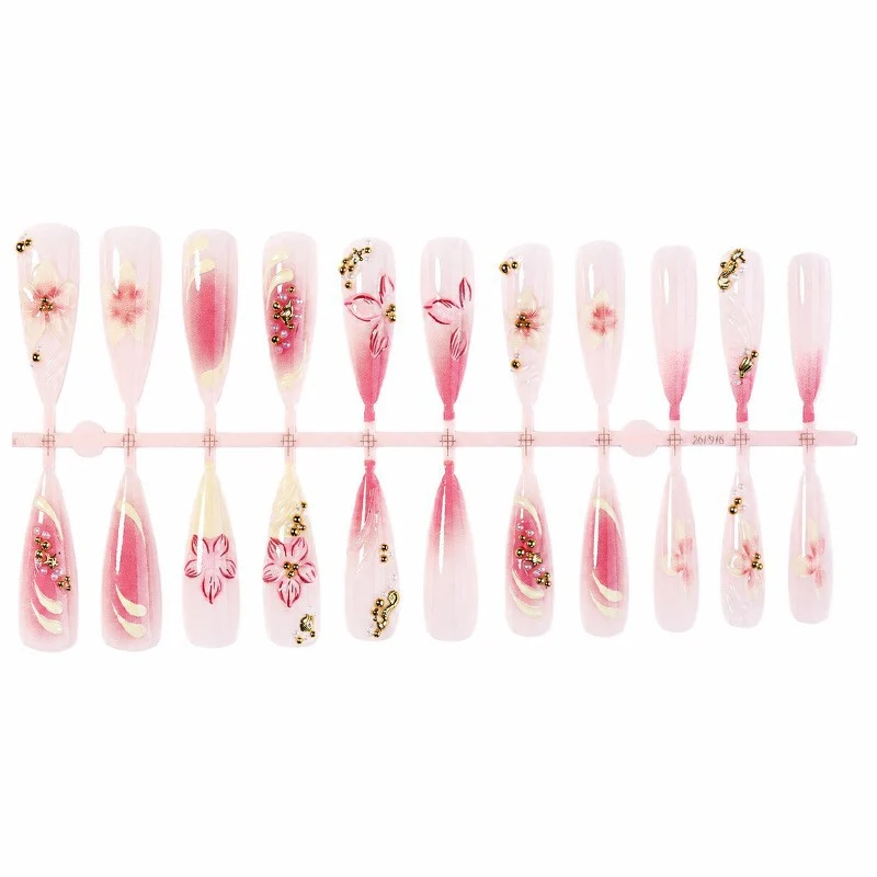 Kunstnagelset mit floralen und glamourösen Designs Karnz