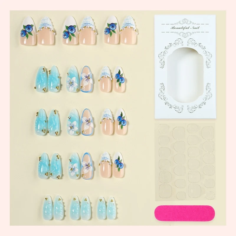 Kunstnagelset mit floralen und glamourösen Designs Karnz