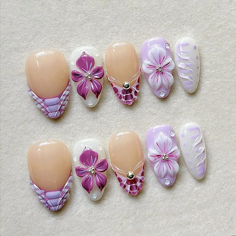 Kunstnagelset mit floralen und glamourösen Akzenten Karnz