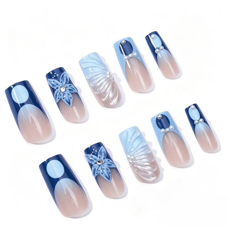 Kunstnagelset mit floralen und eleganten Verzierungen Karnz