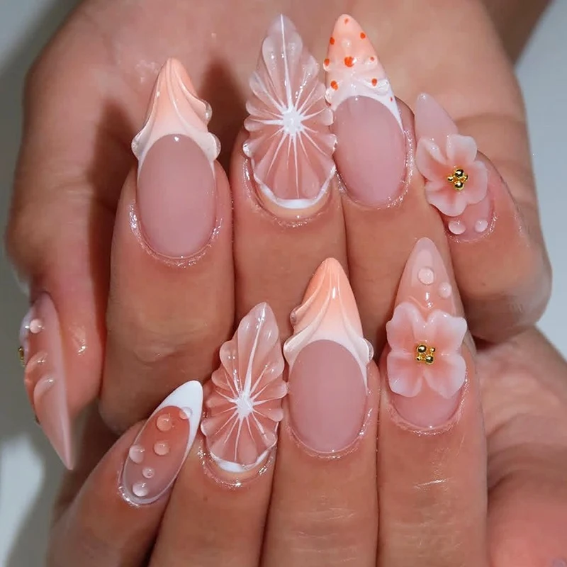 Kunstnagelset mit floralen und eleganten Designs Karnz