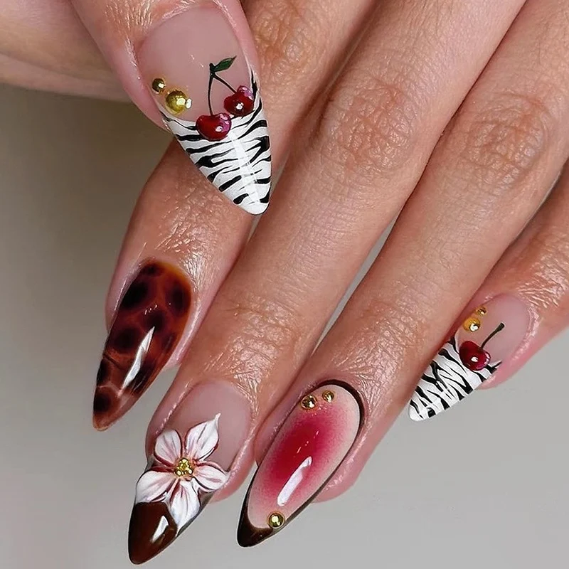 Kunstnagelset mit floralen Mustern und stilvollen Akzenten Karnz