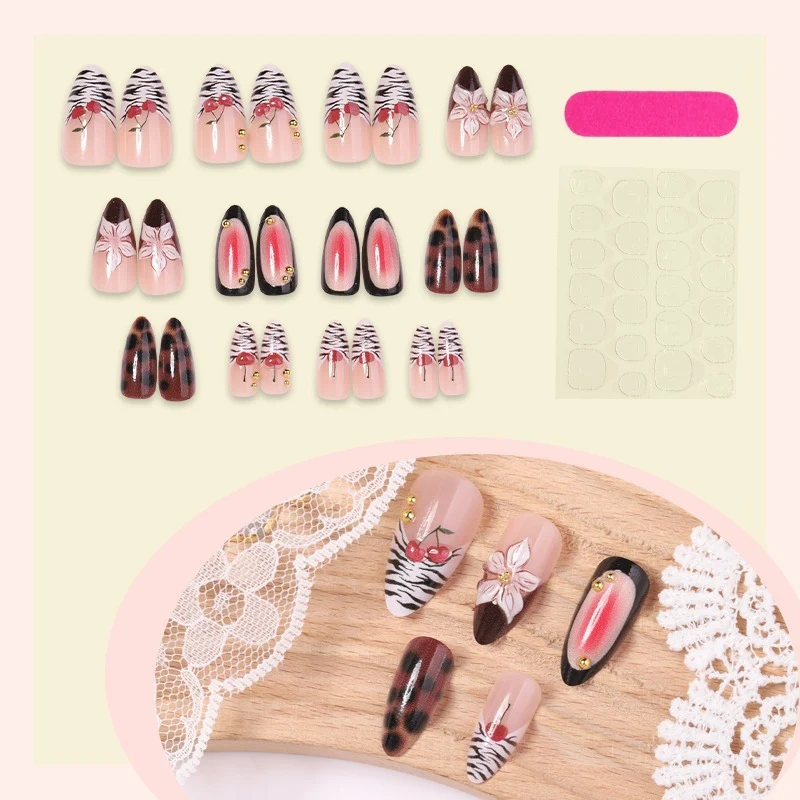 Kunstnagelset mit floralen Mustern und stilvollen Akzenten Karnz