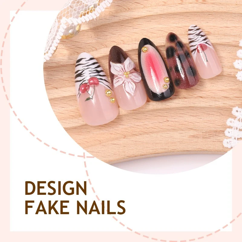 Kunstnagelset mit floralen Mustern und stilvollen Akzenten Karnz